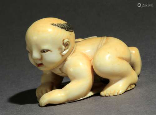 Netsuke japonés finales siglo XIX.明治时期。牢固的Seisada在LA基地。在大写意的大理石中，代表着一个孩子在门上，代表着一个男孩在他的脖子上，25,9x35,3x22,7 mm.11,64 gr.Publicado en Mateu Guillermo.