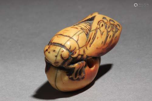 Netsuke japonés mediados siglo XVIII.江户时期。Sin firmar.En marfil tallado representando cigarra posada sobre una bellota, 25,9x19,9x42,3 mm.17,20 gr. Se adjunta documento de peritación expedido por la Federación Española de Anticuarios.18世纪中叶江户时期的日本净土器。没有签名。雕刻象牙，描绘一只趴在橡子上的蝉，25,9x19,9x42,3毫米，17,20克。17,20克，附有西班牙古董商联合会的专家报告。