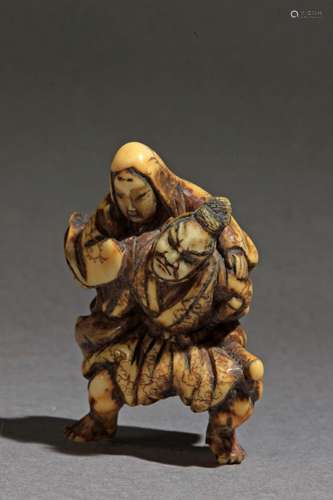 Netsuke japonés mediados siglo XIX.江户时期。Sin firmar.En marfil tallado representando guerrero llevando sobre sus espaldas a una dama, 38,50x19,20x29,90 mm.10,60 gr. Se ajdunta documento de peritación expedido por la Federación Española de Anticuarios.19世纪中叶江户时期的日本净土器。没有签名。雕刻象牙，描绘一个背着女人的武士，38,5x19,2x29,9毫米，10,60克。附有西班牙古董商联合会的专家报告。