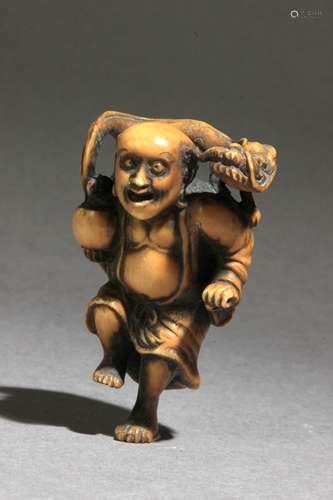 Netsuke japonés siglo XIX.坚定地在第三部分。在大面积的大理石卷上，代表着