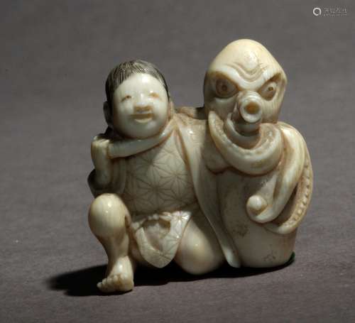 Netsuke japonés mediados siglo XIX.江户时期。Sin firmar.在大理石卷上，代表阿玛寄居在厄尔尼诺河畔的水槽中，31,1x30,5x24,1 mm.13,7 gr.Se adjunta documento de peritación expedido por la Federación Española de Anticuarios.Encontramos un netsuke de características similares publicado in Schwartz Karl M.: 