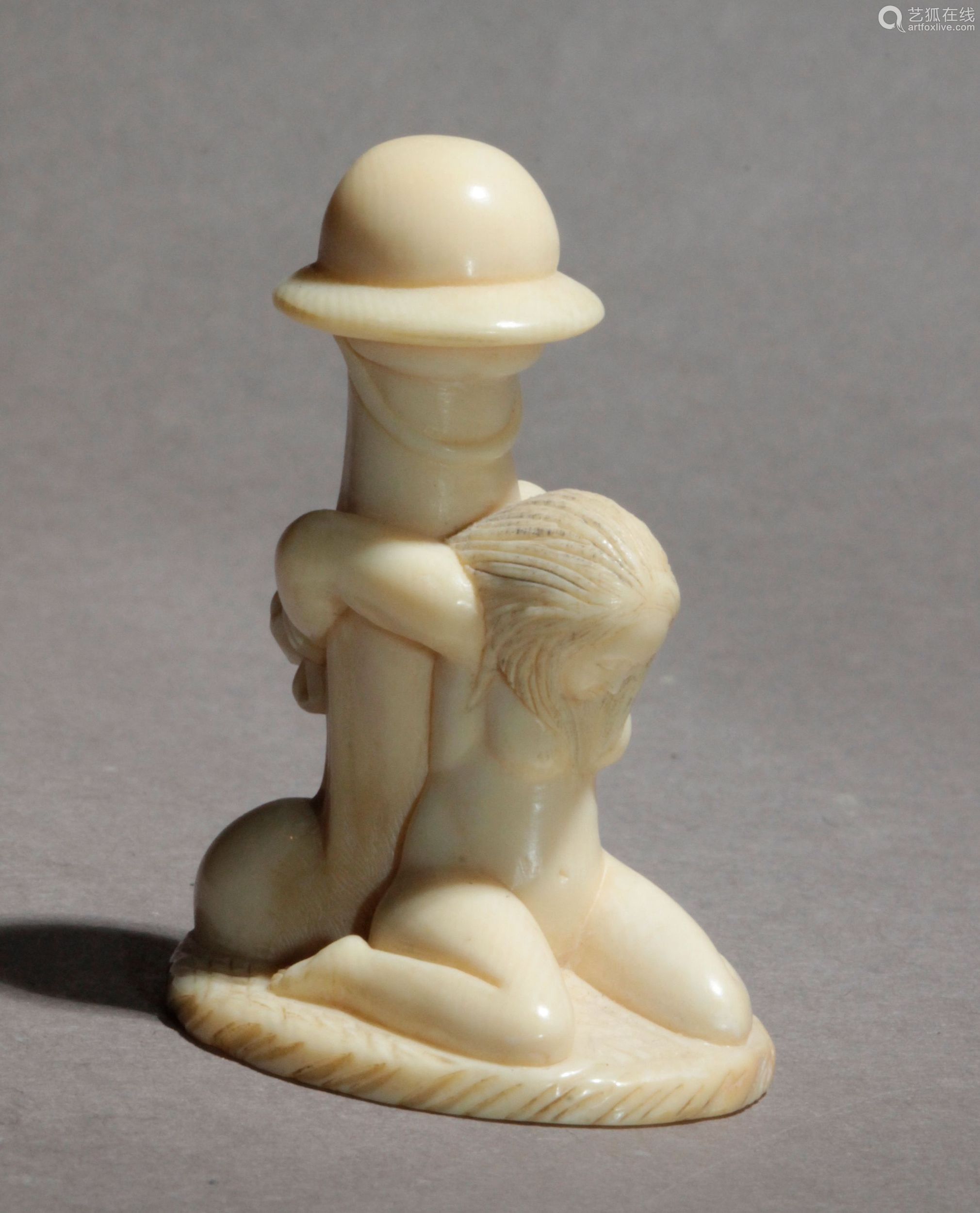 Netsuke Japones约1900年 明治时期 坚实的基础上 在精灵塔形的大理石上 代表阿玛送来的rodillas Desnuda和手掌adas A Un Falo Rematado Por Un Sombrero 49x29 3x37 9毫米 21 48克 21 48 Gr Se Adjunta Documento De Peritacion Expedido Por La Federacion