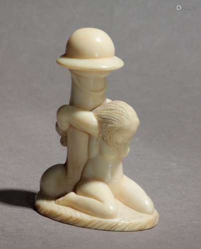 Netsuke japonés约1900年。明治时期。坚实的基础上。在精灵塔形的大理石上，代表阿玛送来的rodillas，desnuda和手掌adas a un falo rematado por un sombrero，49x29,3x37,9毫米，21,48克。21,48 gr. Se adjunta documento de peritación expedido por la Federación Española de Anticuarios.约1900年明治时期的日本净土器。底座上有签名。象牙雕刻的裸体阿玛，坐在地上，绑在一个巨大的直立阳具上，上面有一顶帽子，49x29,3x37,9毫米，21,48克。21,48克，附有西班牙古董商联合会的专家报告。