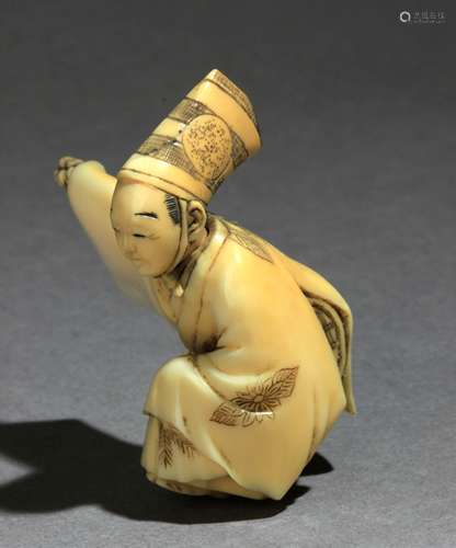 Netsuke japonés siglo XIX.明治时期。坚定的Gyokko在LA基地。在大筒形的大理石中，代表