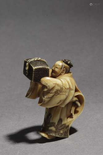 Netsuke japonés siglo XIX.明治时期。Firmado Kaigyokusai Masatsugu在后半部分。斑驳的大理石纹代表着一个穿着巨大的和服的男人，同时也代表着一个男人的手，33,40x20,30x22,40 mm.10,05 gr.Se adjunta documento de peritación expedido por la Federación Española de Anticuarios.19世纪日本明治时期的网架。背面有Kaigyokusai Masatsugu的签名。雕刻象牙，描绘一位朝臣双手捧着胸前的美丽和服，33,4x20,3x22,4毫米，10,05克。附西班牙古董商联合会的专家报告。