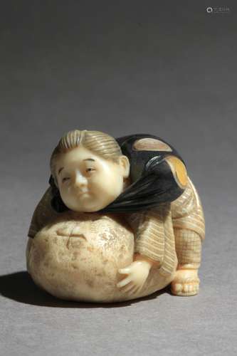 Netsuke japonés约1900年。明治时期。坚定的Gyokusui在一个汉字玫瑰色的基础上。在大理石卷轴上有一个代表孩子的纳卡的印记，意在攀登一个大塔的平台，28,7x34,2x26,6 mm.22,07 gr.Se附属于由西班牙古董联合会提供的peritación文件。约1900年明治时期的日本净水。底部的红色汉字上有Gyokusui的签名。雕刻象牙和珍珠母镶嵌，描绘一个弯曲的孩子试图举起一块巨大的石头，28,7x34,2x26,6毫米，22,07克。22,07克。附有西班牙古董商联合会出具的专家报告。