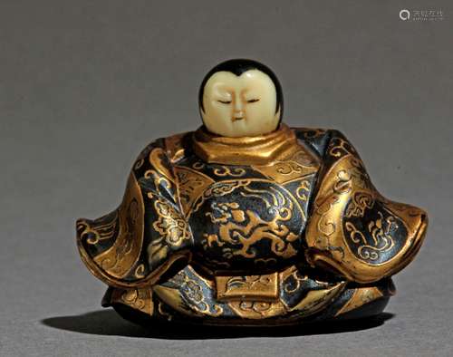 Netsuke japonés siglo XIX.明治时期。Sin firmar.在漆皮和大理石薄膜的高高的代表Dairi-bina，Cortesana马甲的emperatriz，28,40x37,70x19,70毫米.4,60克。发布于:Bushell, Raymond 