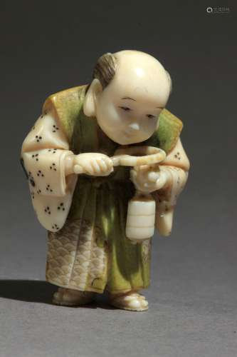 Netsuke japonés约1900年。明治时期。Firmado Mitsuyuki在一个汉字玫瑰色的部分trasera。在marfil policromado与代表joven de pie的incrustaciones的marfil中，镜面上有一个netsuke que va unido a unro que cuelga de su mano izquierda, 45,3x30,5x22,7 mm.18,08 gr.Se adjunta documento de peritación expedido by la Federación Española de Anticuarios.约1900年明治时期的日本净土器。背面的红色汉字上有光之的签名。雕刻和镶嵌的象牙，描绘了一个年轻男子看着左手挂着的网状物的情景，45,3x30,5x22,7毫米，18,08克。附西班牙古董商联合会的专家报告。