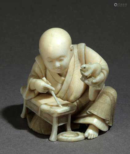 Netsuke japonés finales siglo XIX.明治时期。Firmado ¿Seizan?在LA基地。在大理石卷轴上描绘了一个画家的形象，在他的脚下，他用手捏住了一个拉达，44,3x38,3x35,6 mm.38,05 gr.Se adjunta documento de peritación expedido por la Federación Española de Anticuarios.十九世纪末日本明治时期的净土画，描绘了一个画家坐在地上画左手拿着的老鼠，44,3x38,3x35,6毫米，38,05克。附有西班牙古董商联合会的专家报告。