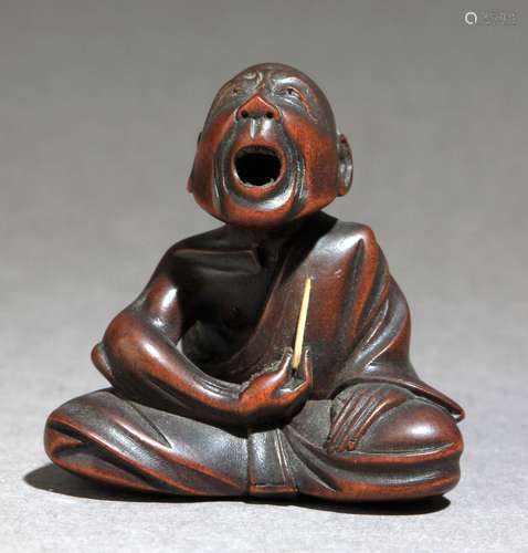 Netsuke japonés约1780-1800年。江户时代。坚固的Gyokkei在LA基地的汉字的白色。漆皮代表着一个男人被送来的人，用他的手去挑衅，36,40x35,90x32,60毫米。Las grandes miniaturas de la escaponesa