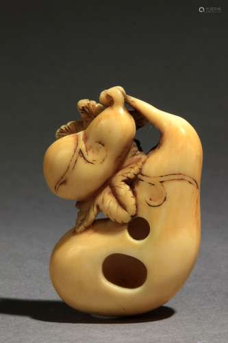 Netsuke japonés siglo XVIII.Periodo Edo.Sin firmar.在大理石卷轴上，代表着两个卡拉巴萨和一个par de hojas，43,6x29,8x14,1 mm.16,37 gr.Se adjunta documento de peritación expedido por la Federación Española de Anticuarios.18世纪江户时期的日本网红。没有签名。雕刻的象牙，描绘了两个南瓜和一片叶子，43,6x29,8x14,1毫米，16,37克。附有西班牙古董商联合会的专家报告。