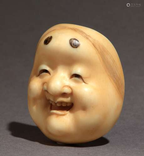 Netsuke japonés约1900年。明治时期。坚固的三幸在三层的部分。在大筒形的大理石中，代表着一个冈山的母亲，37,5x31,1x19,2 mm.16,13 gr.Se adjunta documento de peritación expedido por la Federación Española de Anticuarios.约1900年明治时期的日本网介。背面有光之的签名。雕象牙，刻有大龟面具，37,5x31,1x19,2毫米，16,13克。附西班牙古董商联合会的专家报告。