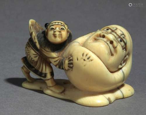 Netsuke japonés siglo XIX.Periodo Edo.坚定的正弘在基地。在大象的图案中，有一个代表着Karako对Yuki Daruma的拥抱和对她的手掌的印记，26,70x23,60x41,90 mm.17,77 gr.Publicado en Mateu Guillermo.