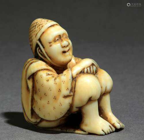 Netsuke japonés mediados siglo XIX.江户时期。坚定的Tadachika在LA基地。在大写意的大理石中，代表着Eji sentado在其背心的可乐上，用手抓着，在其杆子上，用手托着，32,6x30,4x21,3 mm.14,59 gr.Se adjunta documento de peritación expedido by la Federación Española de Anticuarios.Encontramos un netsuke de características similares publicado in Schwartz Karl M.: 