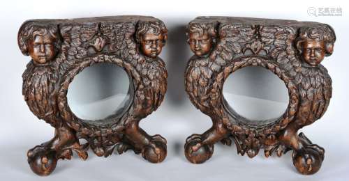 一对巴洛克式的木雕圣物，有两个天使头像，叶子和月桂花环，鹰爪脚拿着一个地球仪。尺寸:46,50 x 43 cm
