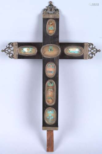 紫檀木贴面镂空银质十字架，镶嵌七件椭圆形遗物的装饰。19世纪末的作品。尺寸：40 cm x 31 cm