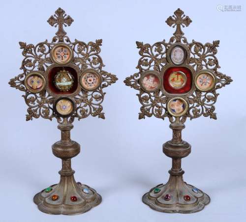 一对铜质斑纹单体，内有5个小圣徒遗像、荆棘和十字架，呈椭圆形。裂片底座上有彩色凸圆形宝石的装饰。19世纪的作品。高度：38厘米