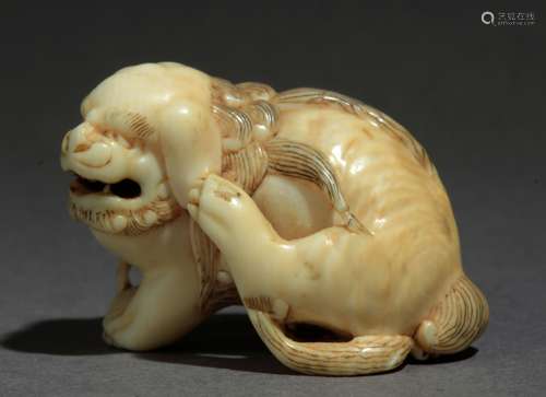 Netsuke japonés principios Siglo XIX.Periodo Edo.Sin firmar.在大筒形的大理石上，代表着