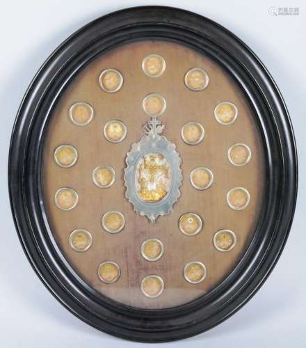一套二十三件椭圆形的圣人舍利，以青灰色布为背景，配以椭圆形框。框架尺寸：56厘米×47厘米