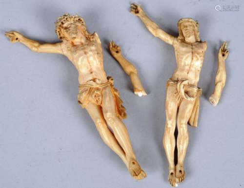套装两件象牙雕刻的基督。19世纪的作品。事故。高度：13.5厘米和12.5厘米。