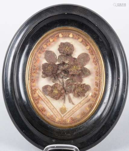 阿西西圣方济各的玫瑰花圣物，椭圆形，镀金卷纸装饰。黑漆木框。尺寸：14厘米×11厘米