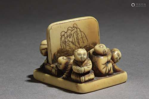 Netsuke japonés principios Siglo XIX.Periodo Edo.Sin firmar.En marfil de elefante tallado representando grupo formado por cinco 