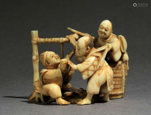 Netsuke-okimono finales siglo XIX.明治时期。坚定的筑前在一个侧面。在代表由三个年轻人组成的人物群体的高脚杯中，他们正在准备参加一个活动或一个约会，其中一个人从一个箭头上下来，并从一个伙伴那里得到了一个箭头，30,8x40,7x28,1毫米。gr. Se adjunta documento de peritación expedido por la Federación Española de Anticuarios.一件19世纪末日本明治时期的网红和服。一面有筑前的签名。在雕刻的象牙上描绘了一组由三个年轻人组成的人物，他们正在做饭或准备加热的饮料。其中一人在米袋上，从支架上伸出另一人，30,8x40,7x28,1毫米。12,09克。附有西班牙古董商联合会发布的专家报告。