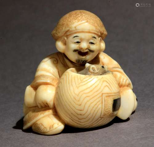 Netsuke japonés finales siglo XIX.明治时期。Firmado Hidekazu在一个汉字的基础上玫瑰。在大理石卷轴上，有代表大国在水面上送来的nácar和cuerno的纹饰，正考虑在一个饼的外壳上的一个rata，29,5x31,8x30,8 mm.17,78 gr.Se adjunta documento de peritación expedido by la Federación Española de Anticuarios.十九世纪末日本明治时期的净水壶。底部的红色汉字上有秀和的签名。雕刻象牙，镶嵌角和珍珠母，描绘大国坐在地上，看着一只老鼠，而老鼠正把头伸出他脚边的篮子，29,5x31,8x30,8毫米，17,78克。17,78克，附有西班牙古董商联合会的专家报告。