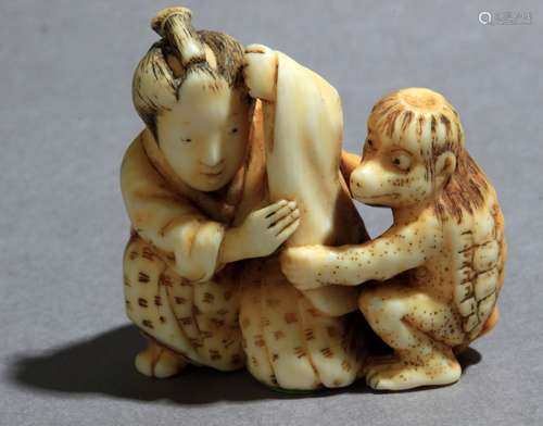 Netsuke mediados siglo XIX 。江户时期。Firmado Tomochika en la parte trasera.在大理石纹上，代表着由一位女性和一位女郎组成的人物群，她的背心上有漫画，36,4x35,7x19,1 mm.16,14 gr.Publicado en Mateu Guillermo.