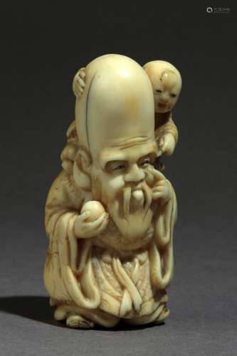 Netsuke finales siglo XIX.明治时期。坚固的伊森在基地。在大写意的大理石上，代表着