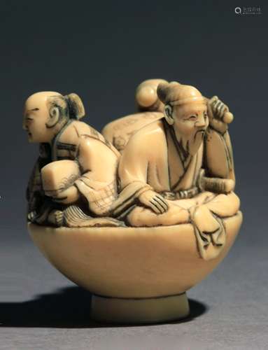 Netsuke japonés siglo XIX.Firmado秀之。En marfil de elefante tallado representando a los tres sabios bebedores de té, sentados dentro de una taza muy grande.其中一个人有一个Minogame的Tortuga，另一个Lleva一个abanico和第三stostiene一个花，38,8x34,6x34,6毫米.31,38克。 Publicado在Mateu Guillermo。日本文化史上最伟大的微型作品