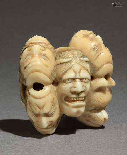 Netsuke japonés约1900年。明治时期。坚定的菊川在战场上。在圆筒形的大理石中，代表着由代表不同人物的七幅画组成的集团，24,8x36,2x38,4毫米.25,09克。约1900年明治时期的日本网红。前面有菊川的签名。雕刻象牙，描绘了一组七个描绘不同人物的面具，24,8x36,2x38,4毫米，25,09克。25,09克，附有西班牙古董商联合会的专家报告。