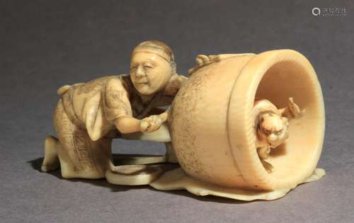 Netsuke-okimono japonés mediados siglo XIX.Periodo Edo-Meiji.Sin firmar.在大圆柱形的大理石中，代表着一个大椭圆的箭头的艺术，在其内部有一个Oni，26,1x54,1x26,2毫米.16,86克。一件19世纪中期江户明治时期的网红和服。没有签名。雕刻象牙，描绘一个工匠在清洗一个大锅，其中有一个洋葱，26,1x54,1x26,2毫米，16,86克。附有西班牙古董商联合会的专家报告。