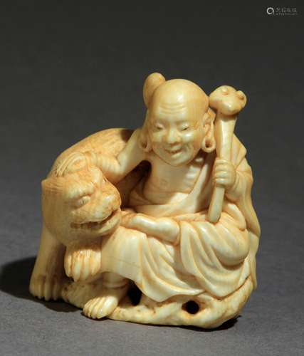 Netsuke japonés mediados siglo XIX.明治时期。Firmado Tomochika在LA基地。在大理石卷上，代表