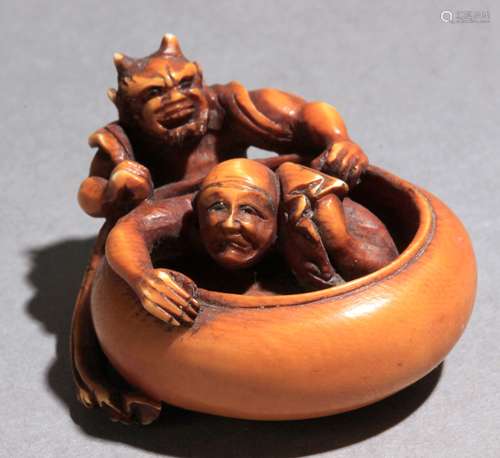 Netsuke japonés siglo XIX.明治时期。牢固的可能Gyokuzan的基础上。斑驳的大理石纹代表着一个Oni在给一个Rakan洗礼，而Rakan却在一个jofaina的正中间洗礼，25,6x42,4x37,6 mm.20,56 gr.Se附属于由西班牙古董联合会提供的peritación文件。一件19世纪日本明治时期的netsuke。底座上可能签有