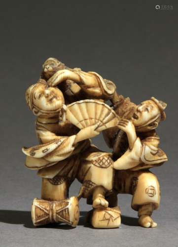 Netsuke japonés mediados siglo XIX.江户明治时期。坚定的Jugyoku在LA基地。En marfil tallado representando al bailarín Okina with un mono sobre his hombro and un tambor a sus pies, mientras sujeta un abanico.在他的身边，是他的伙伴Saizo，43,40x38,10x20,70毫米.16,31克。这是由西班牙反盗墓者联合会提供的珍贵文件的附件。19世纪中叶江户明治时期的日本净土器。底座上有Jugyoku的签名，雕有象牙，描绘了舞者Okina，肩膀上有一只猴子，脚边有一个鼓，同时拿着一把扇子。左边是他的舞伴才藏，43,4x38,1x20,7毫米。16,31克。附上西班牙古董商联合会的专家报告。