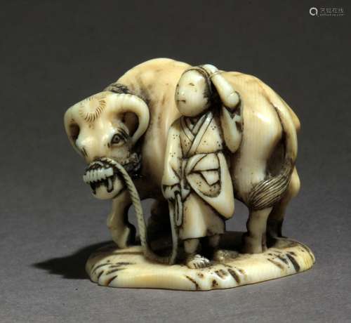 Netsuke japonés mediados siglo XIX.江户时期。坚定的Gyokuyosai在LA基地。在大理石卷上代表着Ushidoji? de pie al lado de su buey, al que tiene sujeto por una cuerda, 31,1x37,1x24,4 mm.19,03 gr. Se adjunta documento de peritación expedido por la Federación Española de Anticuarios.19世纪中叶江户时期的日本净水壶。底座上有Gyokuyosai的签名。在雕刻的象牙中，描绘了一个站在牛旁边的Ushidoji，那是用绳子绑着的，31,1x37,1x24,4毫米，19,03克。附西班牙古董商联合会的专家报告。