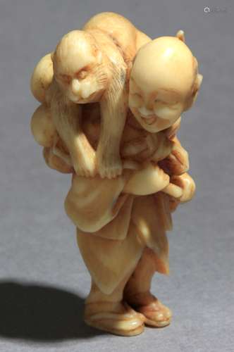 Netsuke japonés mediados siglo XIX.江户时期。Sin firmar.在高高的大理石卷上，代表着派的人在他的兄弟面前举起一个单子，然后用两个果实喷出一个拉马，13,5x19,4x25,5毫米.11,78克。19世纪中叶江户时期的日本净土器。没有签名。雕刻象牙，描绘一个站立的人肩上扛着一只猴子，同时抓着一根带有两个水果的树枝，13,5x19,4x25,5毫米，11,78克。11,78克，附有西班牙古董商联合会的专家报告。