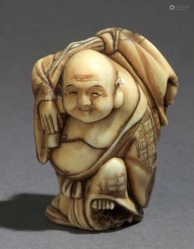 Netsuke japonés siglo XIX.Periodo Meiji.Firmado Munegyoku detrás。在大写的大理石纹中，代表着Hoei de pie，在其螺旋形的柱子上举起见证者的囊，44,4x32,9x25,8毫米.26,42克。这是由西班牙反盗墓者联合会提供的附加文件。19世纪日本明治时期的网状物。背面有Munegyoku的签名。雕象牙，描绘站立的宝鼎肩上扛着宝袋，44,4x32,9x25,8毫米。26,42克。附西班牙古董商联合会的专家报告。