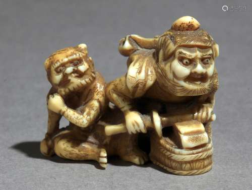 Netsuke japonés principios siglo XX.明治时期。坚实的基础。在大写意的大理石中，代表着Shoki arrodillado afilando una espada, mientras a su lado, un Oni, muestra cara de susto, 28,90x28,10x32,80 mm.13,65 gr. Publicado en Mateu Guillermo.