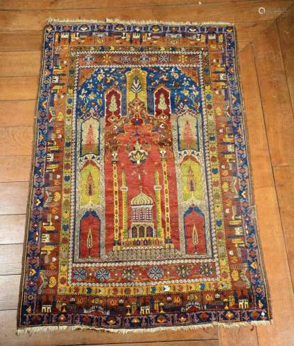 地毯：安纳托利亚地毯（经线、纬线和羊毛绒），土耳其，约1940年。地毯上有一个红色背景的mihrab，上面有两根柱子和一盏建筑装饰的吊灯。围绕着构图的是一个几何图案的边框。装帧尺寸：140厘米×230厘米