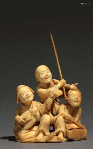 Netsuke-okimono japonés约1860-1880年。明治时期。坚实的闽在基地。在大理石卷上代表一个团体，有三个人;在饼上，一个人有一个卡纳，一个人的权利是一个音乐人在弹吉他，一个人的权利是一个人有一个长方形的收据，59,1x40,3x33,8 mm.25,03 gr.Se adjunta documento de peritación expedido by la Federación Española de Anticuarios.约1860-1880年明治时期的日本网红和服。底座上有闵氏签名。象牙雕刻，描绘了一组三个人物：一个拿着手杖的站着的男人，右边是一个弹吉他的音乐家，左边是一个拿着长方形容器的男人，59,1x40,3x33,8毫米，25,03克。25.03克，附有西班牙古董商联合会的专家报告。