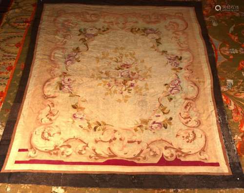 奥布松地毯，法国，约1860/1880年。地毯上有一个大的中央奖章，在象牙色的背景上装饰着一束玫瑰花，花环图案。磨损和旧的修复尺寸：305厘米×360厘米