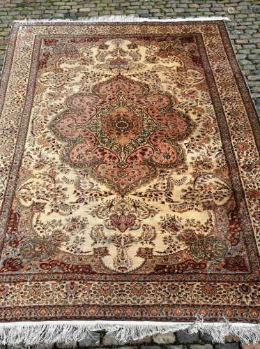 特布里斯丝毯(丝经、丝纬、丝绒)，西北波斯，约1920年尺寸：400厘米x274厘米非常精细的结状况良好