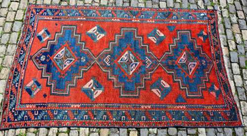 喀萨克地毯（经、纬、毛绒），中高加索，约1920年。尺寸：246厘米x158厘米状况良好。