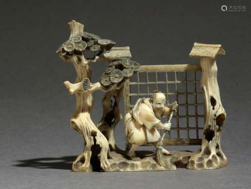 Netsuke-okimono japonés约1870-1890年。明治时期。坚固的东山，在一个汉字玫瑰色的基础上。在圆筒形的大理石图案中，代表着一个园丁在其花园中与人打交道，46,5x52,1x19,8毫米.11,26克。一件明治时期的日本网红和服，约1870-1890年。底部的红色汉字上有东山的签名。雕象牙，描绘一个园丁扫除花园一角的情景，46,5x52,1x19,8毫米，11,26克。附西班牙古董商联合会的专家报告。