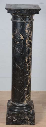 波托尔大理石柱。19世纪的作品。意大利：方形底座和头部。小事故。尺寸：126厘米 x 34厘米 x 34厘米