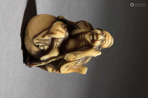 Netsuke japonés mediados siglo XIX.江户时期。Sin firmar.在大理石卷轴上代表着一个巨大的卡拉巴萨的Sennin Chokaro sentado, 38,50x32,10x22,80 mm.19,07 gr.Se adjunta documento de peritación expedido por la Federación Española de Anticuarios.19世纪中叶江户时期的日本净土器。没有签名。雕刻大象牙，刻画了Sennin Chokaro坐在一个巨大的南瓜上，38,5x32,1x22,8毫米，29,07克。29,07克，附有西班牙古董商联合会的专家报告。