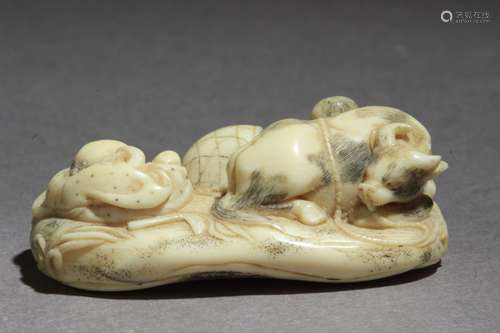 Netsuke japonés principios Siglo XIX.Periodo Edo.Sin firmar.用大理石卷代表一个由