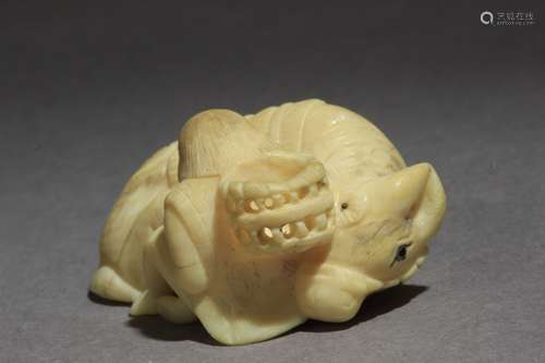 Netsuke japonés siglo XIX.明治时期。Firmado Tomokazu en la base.在大理石卷轴上，代表着一个年轻的捕鱼者，在自己的腹部和一个捕鱼者的腿上举起了一个篮子，20,9x32,4x42,7 mm.19,18 gr.Se附属于由西班牙古玩联盟提供的peritación文件。19世纪日本明治时期的网状物。底座上有Tomokazu的签名。雕刻象牙，描绘一个牛车夫背着篮子，旁边是一头卧牛，20,9x32,4x42,7毫米，19,18克。19,18克，附有西班牙古董商联合会的专家报告。